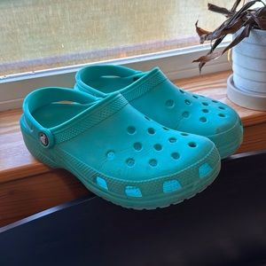 Teal crocks size 8 women’s! Good condition, just didn’t wear them very much!